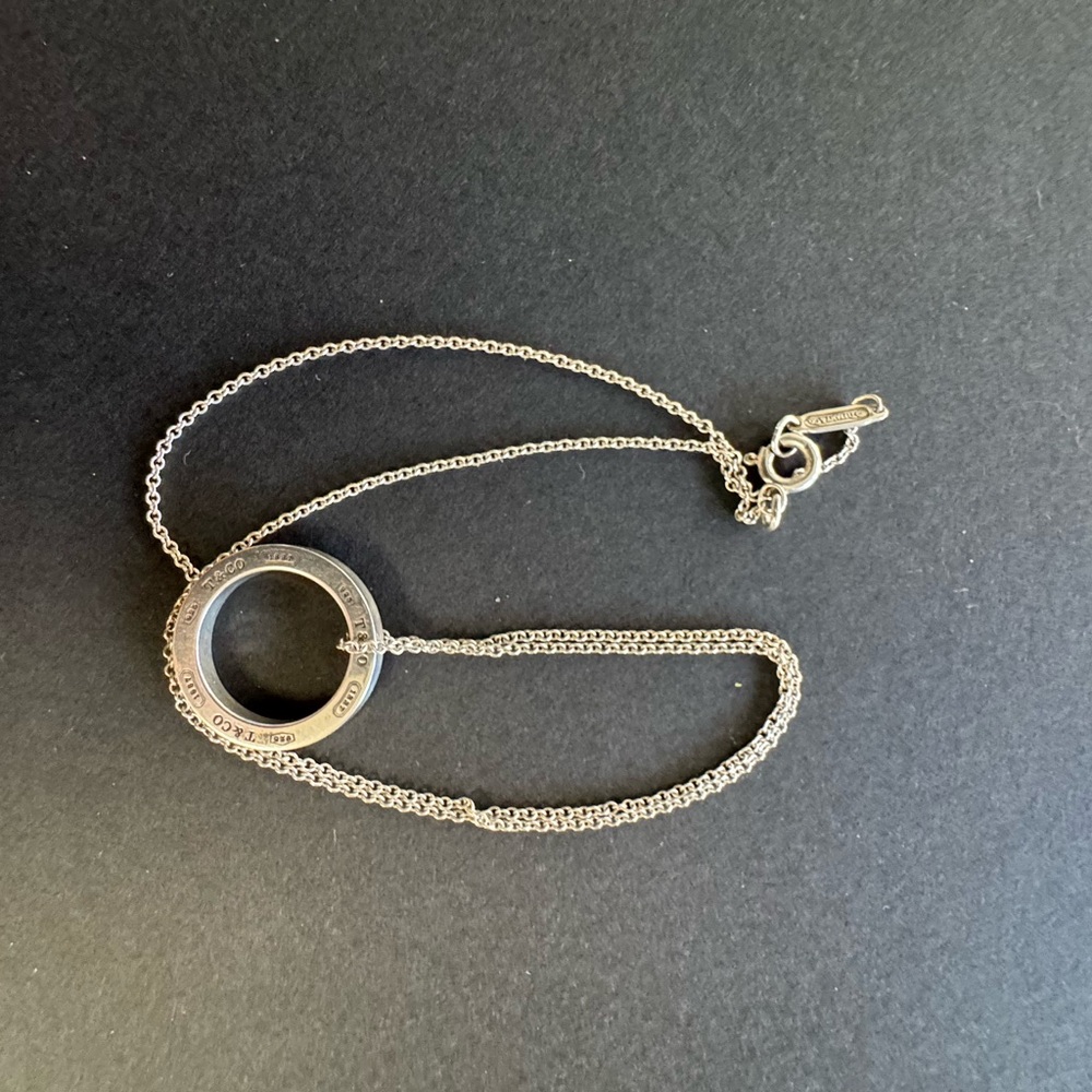 Elegant Silver Necklace with Circular Pendant and Sparkling Stones